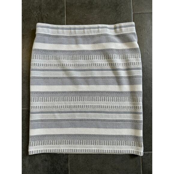 Feminine workwear L
OFT Textured Stripe Knit Skirt – White  Pattern (L) - Picture 2 of 3